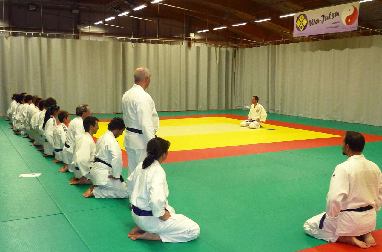 Salut de début de cours dojo Wa-Jutsu Villeneuvois