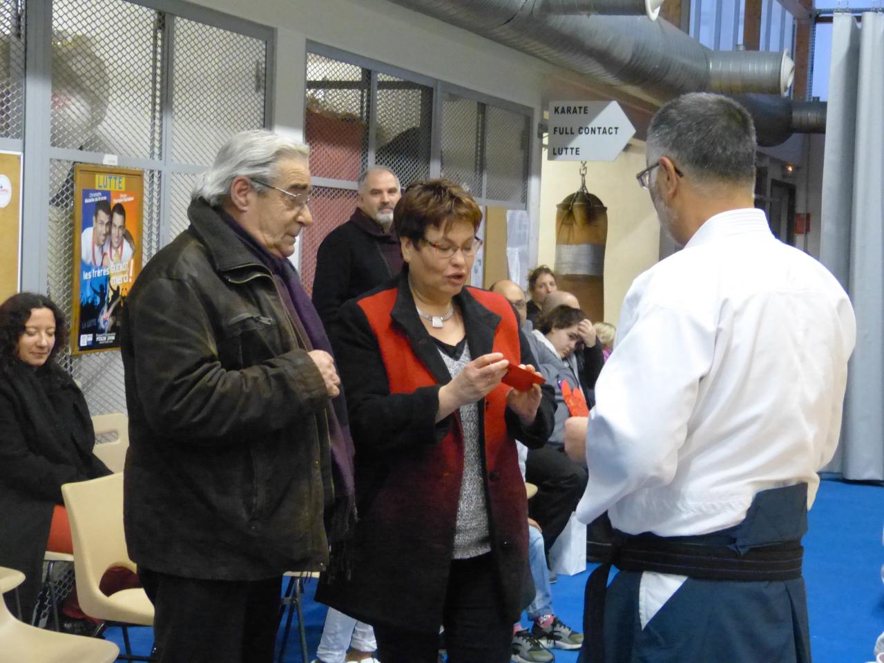 Kagami -Biraki WJV, remise présents aux officiels, 13 janvier 2018